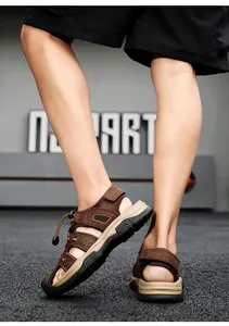 Vue arrière détaillée de sandales d'extérieur en cuir marron pour hommes avec semelle robuste