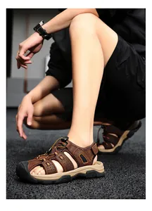 Vue détaillée des sandales d'extérieur en cuir marron pour hommes avec lacets élastiques
