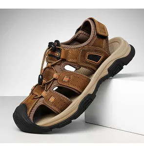 Vue latérale détaillée de sandales d'extérieur en cuir marron avec système de laçage élastique.