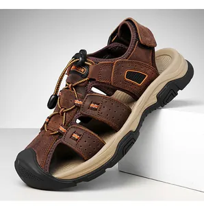 Gros plan de sandales d'extérieur en cuir marron pour hommes avec semelle robuste