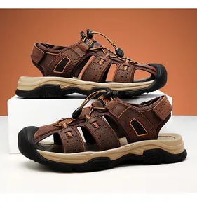 Vue latérale de sandales fermées en cuir marron pour hommes sur une plateforme blanche épurée