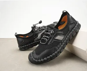 Vue détaillée des chaussures en maille noire respirante pour hommes avec lacets élastiques
