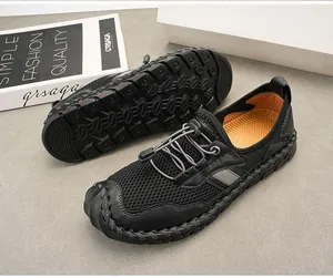 Vue détaillée des chaussures de randonnée en mesh noir respirant pour hommes avec semelles.