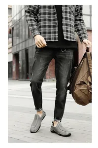 Γκρι ανδρικά μοκασίνια σε λεπτομερή λήψη street style με casual φθινοπωρινό ντύσιμο