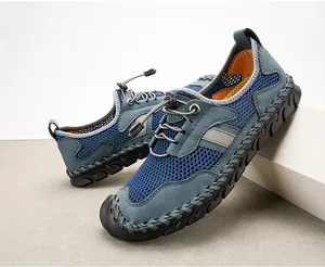 Détail des chaussures de randonnée en maille bleue respirante pour hommes avec semelle.