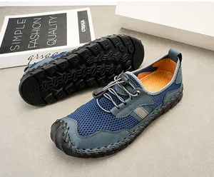Gros plan de chaussures d'extérieur en maille respirante avec semelle en caoutchouc durable