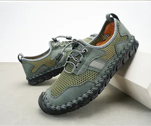 Détail de chaussures de randonnée en maille verte respirante pour hommes avec lacets