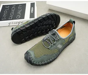 Détail de chaussures de randonnée en maille verte avec semelle en caoutchouc antidérapante