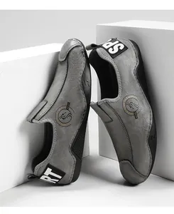 Λεπτομέρεια από γκρι ανδρικά casual loafers με κομψό ιμάντα SPORT στη φτέρνα