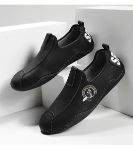 Μαύρα μινιμαλιστικά ανδρικά παπούτσια slip-on σε λευκούς γεωμετρικούς κύβους λεπτομέρεια