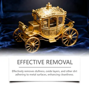 Dettaglio di carrozza in ottone lucido che mostra la rimozione degli strati di ossido