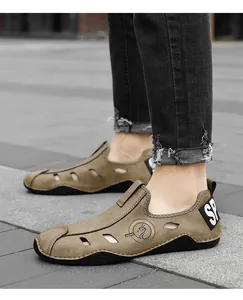Détail latéral de mocassins en cuir creux respirants pour hommes en kaki pour l'été décontracté