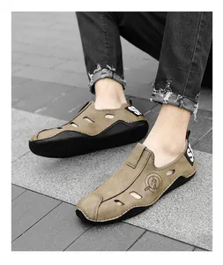 Gros plan de chaussures en cuir ajourées pour hommes en kaki, style extérieur décontracté