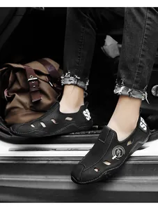 Gros plan de chaussures en cuir noir ajouré et respirant pour hommes dans une voiture
