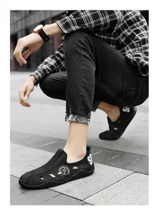 Gros plan de chaussures en cuir noir ajourées et respirantes pour hommes dehors