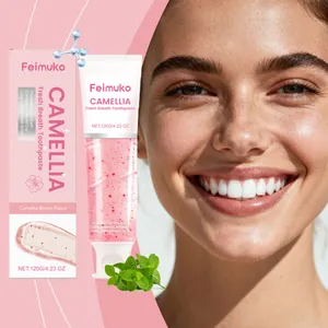 Détail de l'emballage du dentifrice Feimuko Camellia avec gel rose et sourire éclatant.