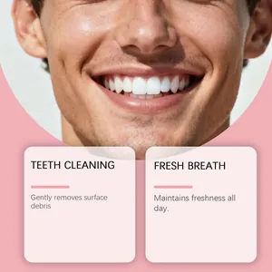 Gros plan détaillé d'un sourire blanc soulignant les bienfaits du nettoyage des dents.