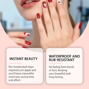 Detailansicht der roten Soft-Gel-Nagelaufkleber mit weißen Herzmustern auf Modelhänden.