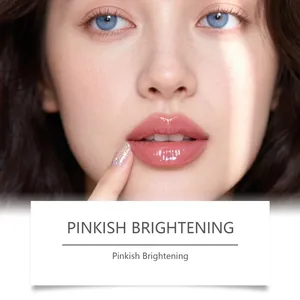 Primo piano di una modella con olio labbra rosato dall'effetto lucido schiarente