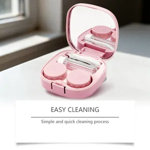 Compacte roze contactlenshouder voor op reis met spiegel en reinigingsaccessoires