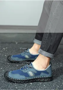 Vue latérale détaillée de chaussures décontractées en mesh bleu pour hommes