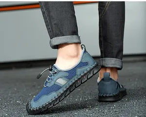 Vue détaillée de chaussures de randonnée en maille bleue respirante pour hommes d'été.