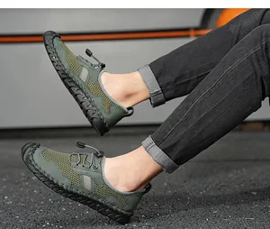 Vue latérale détaillée de chaussures de randonnée en maille respirante pour hommes