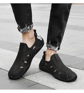 Gros plan sur des chaussures d'été noires ajourées pour hommes, respirantes et décontractées