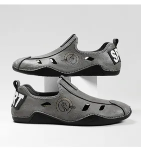 Détail des mocassins décontractés en cuir gris respirant à découpes pour hommes