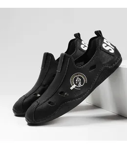 Vue détaillée des chaussures de loisirs noires respirantes avec un design ajouré élégant