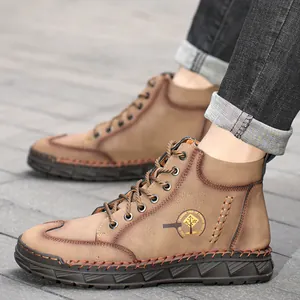 Stivali da lavoro da uomo in pelle marrone cuciti a mano con uno stile casual outdoor