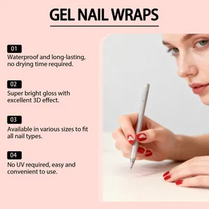 Nahaufnahme von roten Gel-Nagelfolien mit kreativen Wolkenmustern auf den Fingern.
