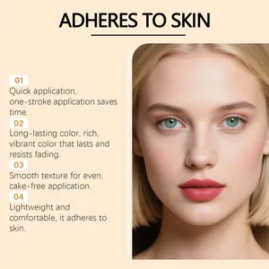 Description détaillée de l'application lisse et de la tenue du crayon à lèvres au fini naturel.
