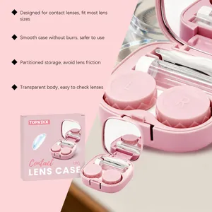 Detail van roze contactlenshouder met spiegel, pincet en vloeistofflesje