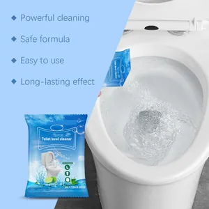 Poudre nettoyante pour cuvettes de toilettes versée pour un nettoyage et une désodorisation.