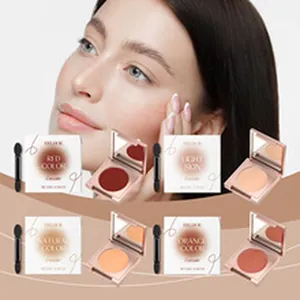 Vue détaillée de quatre teintes de maquillage crème avec applicateurs éponge doubles