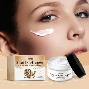 Λεπτομερής εφαρμογή της κρέμας Hoygi Snail Collagen Lifting στο μάγουλο του μοντέλου