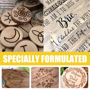 DIY-Holzbrandmarker-Ergebnisse auf personalisierten Schneidebrettern und Untersetzern.