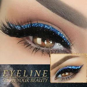 Vue rapprochée des autocollants d'eyeliner bleus pailletés et noirs pour un look glamour