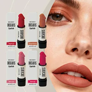 Vue détaillée de rouges à lèvres fantaisie en forme de phallus en quatre couleurs et maquillage.