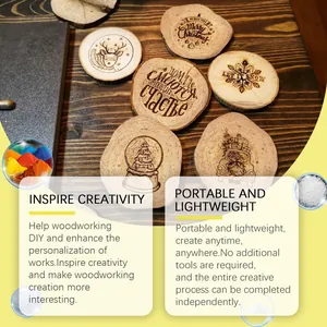 Houtbrandmarker effecten op rustieke houten schijven voor DIY kerstknutsels.