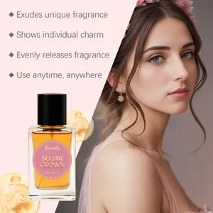 Nahaufnahme der Roxelis Sugar Crown Parfümflasche mit elegantem Modell und sanftem Licht