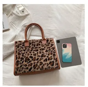 Leopardenmuster Kunstpelz Shopper mit Tablet und Handy zum Größenvergleich