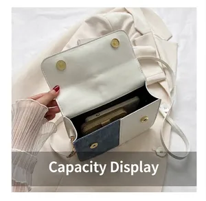 Vue intérieure montrant l'espace de rangement du sac à bandoulière en patchwork