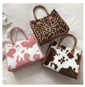 Nahaufnahme von stilvollen Plüsch-Tote-Bags mit Tiermustern und weicher Textur