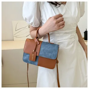 Sac à bandoulière chic en similicuir marron et texture denim bleu patchwork