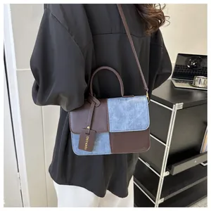 Vue détaillée du sac à bandoulière élégant à carreaux patchwork en denim et en cuir