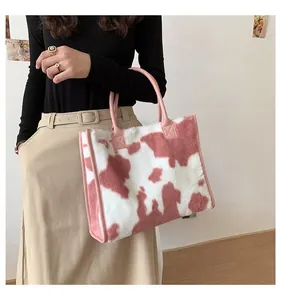 Stylische, große Plüsch-Tragetasche mit rosa-weißem Kuhmuster für die Wintermode