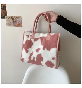 Detailansicht der weichen Kunstpelz-Tragetasche mit rosa Kuhmuster-Print, weich