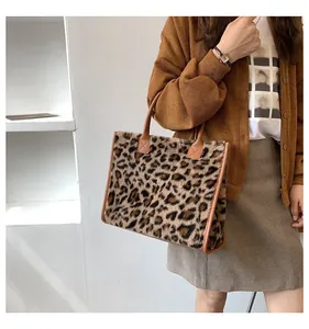 Detailansicht der modischen Shopper-Tasche aus Kunstpelz mit Leopardenmuster für Herbst.